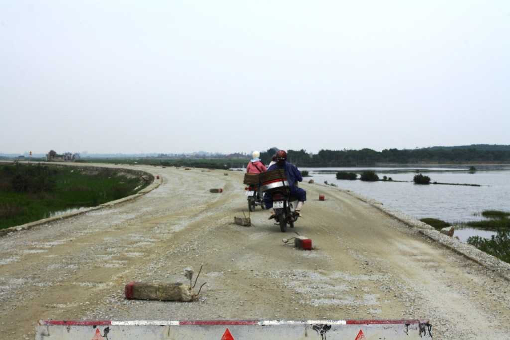 Những cọc tiêu cũ trơ sắt, hoen rỉ vất ngổn ngang giữa đường như giăng bẫy người tham gia giao thông.