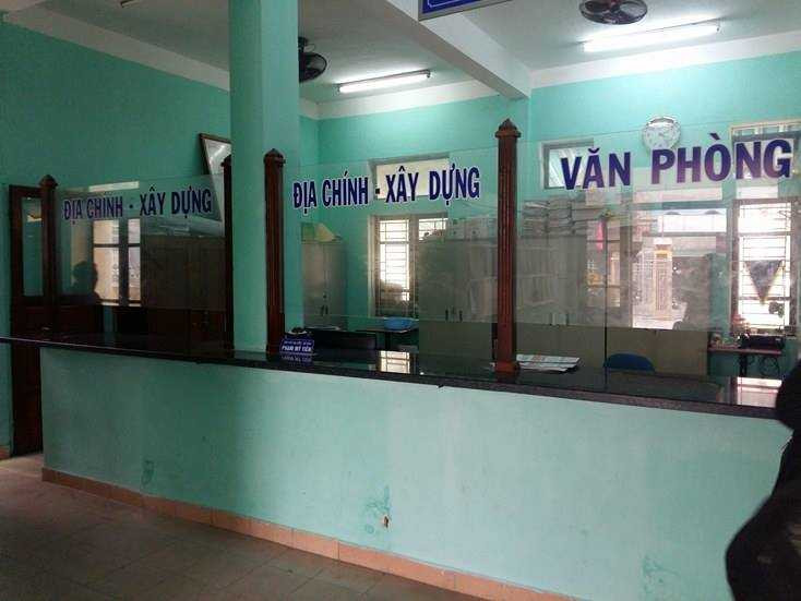 Dù là giờ hành chính nhưng nhiệm sở UBND phường Vĩnh Ninh vắng bóng người.