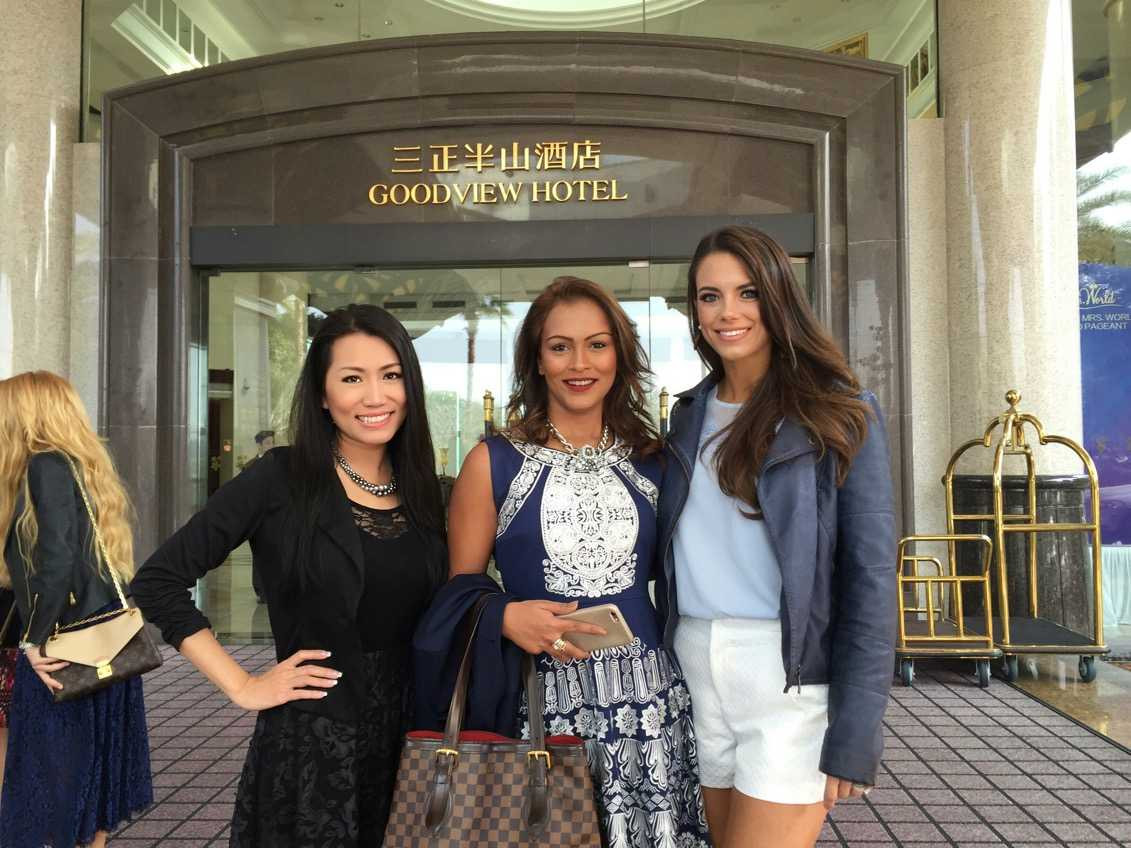 Kelly Trang Trần bên các thí sinh tại cuộc thi Mrs World 2016 