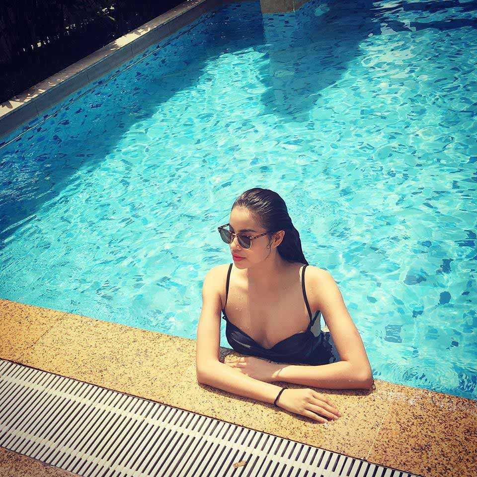 Hoa hậu Hoàn vũ Việt Nam 2015 cũng chia sẻ, cô đã dành ra 1 giờ tập gym và 1 giờ đi bơi với quyết tâm có một thân hình đẹp, “hướng tới một cuộc sống lành mạnh”. Trong những bức ảnh này, dù mặc áo tắm 1 mảnh màu đen cổ điển, mỹ nhân đất Cảng vẫn khoe khéo được đường cong hút mắt, đặc biệt là vòng hông nảy nở gợi cảm từng được nhiều cư dân mạng Việt Nam và quốc tế khen ngợi.