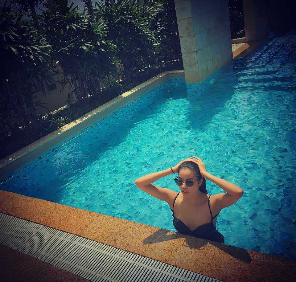 Bên cạnh đó, một số người hâm mộ cô lại bênh vực người đẹp và cho rằng sự khác biệt là do góc chụp thẳng, mà khuỷu tay của Phạm Hương hướng về phía trong, khiến cánh tay có thể nhỏ hơn bình thường. 