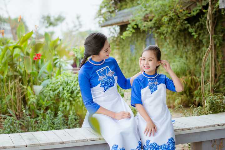 Ngọc Hân chia sẻ: Tham gia Lễ hội Áo dài lần này tôi bốc thăm được loài hoa phù dung. Đây là loài hoa không được phổ biến cho lắm ở Việt Nam. Bản thân nó gắn liền với một chuyện tình rất buồn, đó là có một nàng tiên nữ tên Phù Dung yêu một chàng trai ở hạ giới nhưng cả hai đã không đến được với nhau. Chính vì thế, khi nàng tiên nữ mất đã hóa thành loài hoa phù dung, loại hoa sớm nở tối tàn.