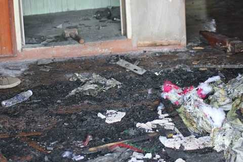 Hiện trường nham nhở sau vụ cháy Hiện trường nham nhở sau vụ cháy