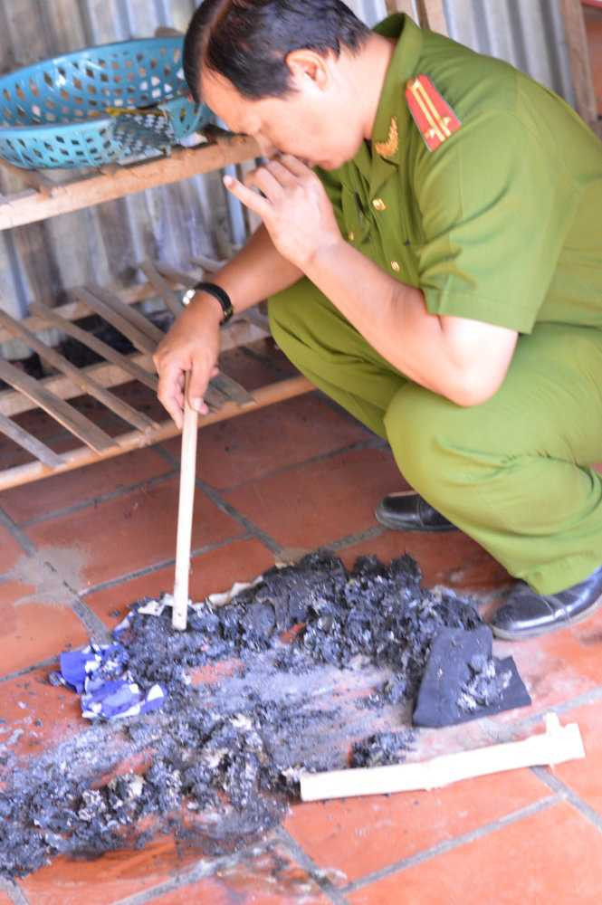 Công an TP Cao Lãnh đến điều tra nguyên nhân - Ảnh: Ngọc Tài