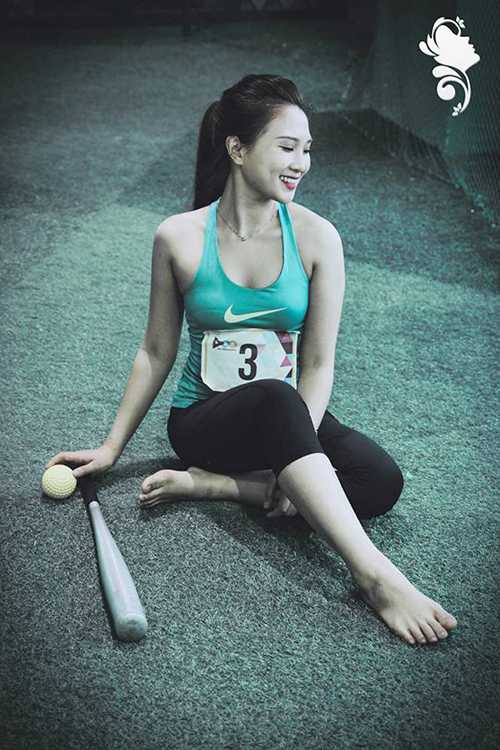 Nữ sinh trường Báo năng động, cuốn hút trong trang phục thể thao