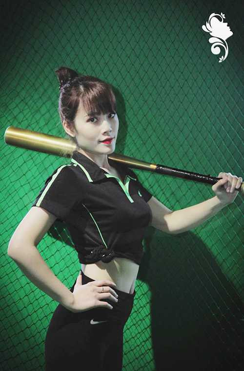 Nữ sinh trường Báo năng động, cuốn hút trong trang phục thể thao