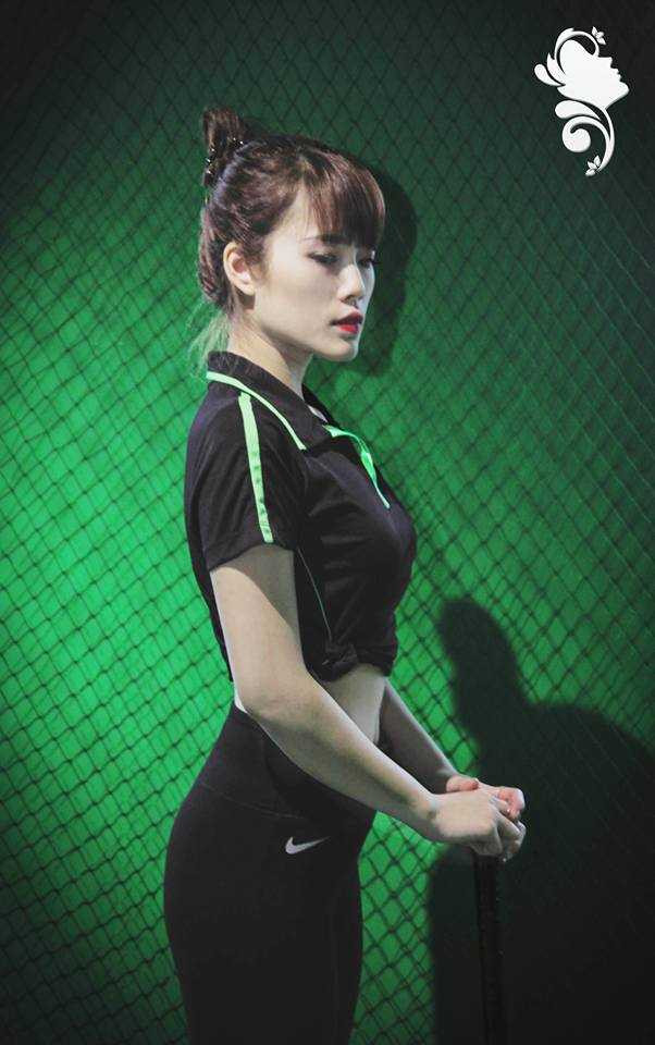 Nữ sinh trường Báo năng động, cuốn hút trong trang phục thể thao