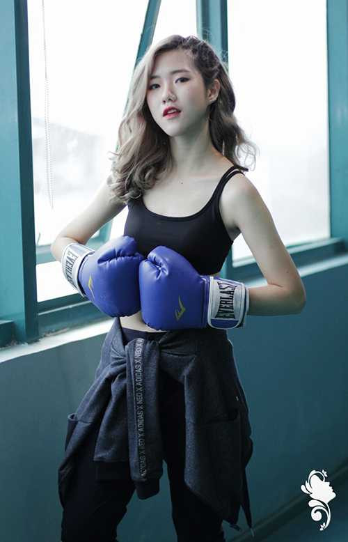 Nữ sinh trường Báo năng động, cuốn hút trong trang phục thể thao