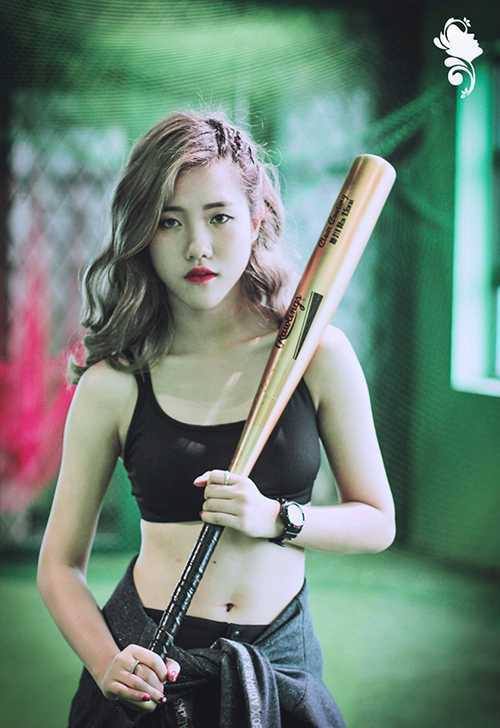 Nữ sinh trường Báo năng động, cuốn hút trong trang phục thể thao