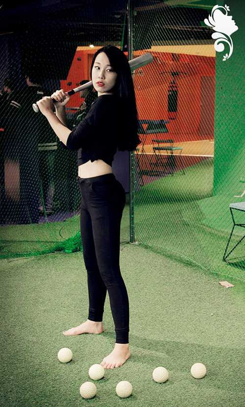 Nữ sinh trường Báo năng động, cuốn hút trong trang phục thể thao