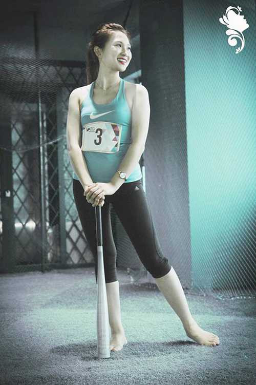 Nữ sinh trường Báo năng động, cuốn hút trong trang phục thể thao