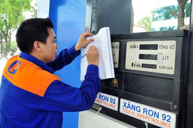 Petrolimex nhiều lần điều chỉnh giá xăng trái ngược với yêu cầu từ liên Bộ Tài chính - Công Thương. Ảnh: Hoàng Hà.