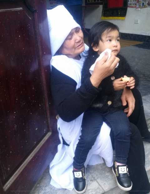 Bà Dung tựa cửa khóc thương chồng và cháu gái sau mất mát quá lớn Bà Dung tựa cửa khóc thương chồng và cháu gái sau mất mát quá lớn