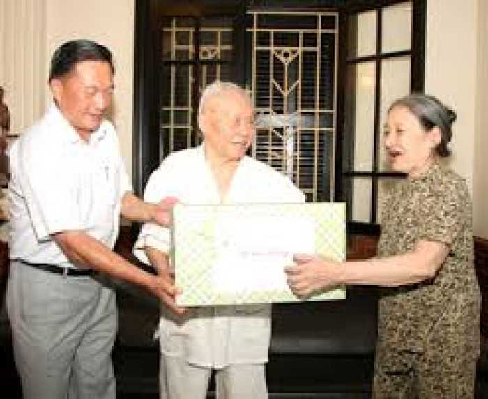 Lãnh đạo thành phố Hải Phòng thăm vợ chồng đại tá Dương Khắc Thụ vào năm 2010.