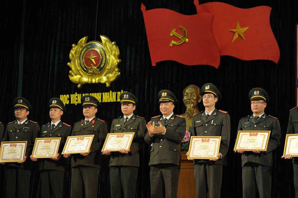 Thiếu tướng GS.TS Lê Minh Hùng – Phó Bí thư Đảng ủy, Phó Giám đốc Học viện trao khen thưởng cho nhiều các nhân, tập thể có thành tích xuất sắc