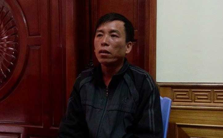 Ông Trương Như Năm đang trao đối với PV