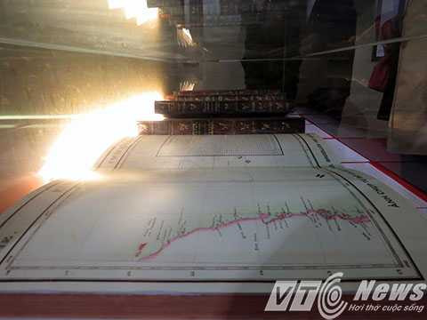 Ảnh chụp từ bộ Atlas thế giới Brucxelles 1827 về Hoàng Sa, Trường sa là của Việt Nam Ảnh chụp từ bộ Atlas thế giới Brucxelles 1827 về Hoàng Sa, Trường sa là của Việt Nam