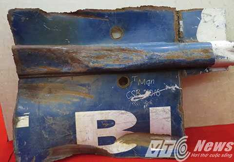 Mảnh vỡ của tàu Cảnh sát biển bị tàu Trung Quốc đâm va Mảnh vỡ của tàu Cảnh sát biển bị tàu Trung Quốc đâm va