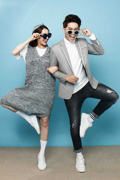 Cả hai đã phối hợp thật ăn ý với nhau trong từng bức hình. Có lúc vô cùng nhẹ nhàng với phong cách dễ thương, nhí nhảnh lúc lại như những fashionista thực thụ trong các items cá tính, cực chất.