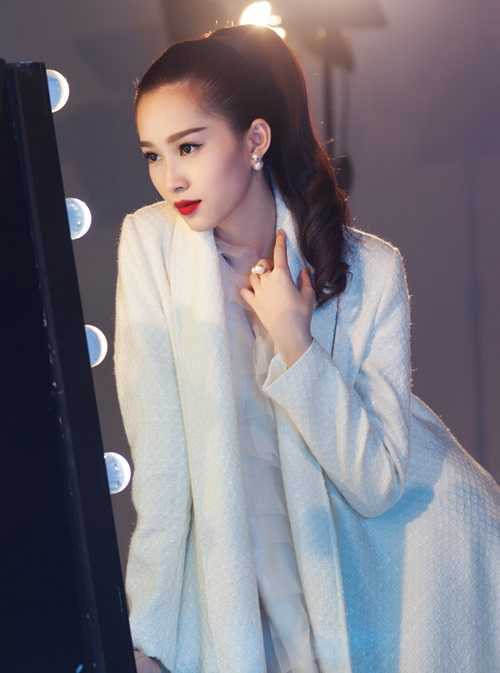 Dịu dàng, tinh khiết và thanh thoát, Đặng Thu Thảo là một trong những hoa hậu hội tụ tất cả những vẻ đẹp nói trên. Nói đến “ngọc” người ta nghĩ ngay đến vẻ đẹp quý phái và sang trọng. Dịu dàng, tinh khiết và thanh thoát, Đặng Thu Thảo là một trong những hoa hậu hội tụ tất cả những vẻ đẹp nói trên. Nói đến “ngọc” người ta nghĩ ngay đến vẻ đẹp quý phái và sang trọng.