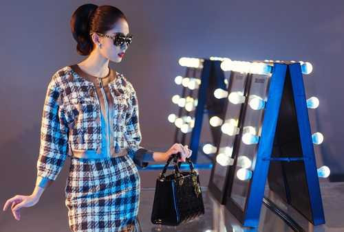 Lịch thiệp, thanh nhã, giản dị là những gì mà người ta nghĩ tới cô. Thu Thảo được công chúng dành tặng cho ngôi vị hoa hậu của những hoa hậu hay người con gái có vẻ đẹp của thần tiên tỷ tỷ, bởi viên ngọc ấy đang ngày một toả sáng cả về cốt cách lẫn diện mạo. Lịch thiệp, thanh nhã, giản dị là những gì mà người ta nghĩ tới cô. Thu Thảo được công chúng dành tặng cho ngôi vị hoa hậu của những hoa hậu hay người con gái có vẻ đẹp của thần tiên tỷ tỷ, bởi viên ngọc ấy đang ngày một toả sáng cả về cốt cách lẫn diện mạo.