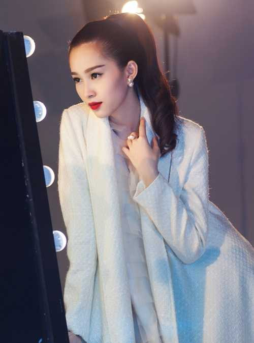 Suy nghĩ giản dị ấy đã theo Thu Thảo, cô muốn dùng danh hiệu mình sở hữu được để chia sẻ tấm lòng với những người thiếu may mắn hơn. Và dù ở cương vị nào, dù làm việc thiện, là giám khảo của các cuộc thi nhan sắc hay gần đây nhất là vai trò Đại sứ thương hiệu cho Thời trang Elise, người hâm mộ đều thấy phong cách làm việc chuyên nghiệp, nghiêm túc và có tinh thần trách nhiệm cao trong bất cứ hoạt động nào của cô. Suy nghĩ giản dị ấy đã theo Thu Thảo, cô muốn dùng danh hiệu mình sở hữu được để chia sẻ tấm lòng với những người thiếu may mắn hơn. Và dù ở cương vị nào, dù làm việc thiện, là giám khảo của các cuộc thi nhan sắc hay gần đây nhất là vai trò Đại sứ thương hiệu cho Thời trang Elise, người hâm mộ đều thấy phong cách làm việc chuyên nghiệp, nghiêm túc và có tinh thần trách nhiệm cao trong bất cứ hoạt động nào của cô.