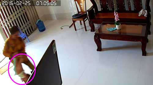 Dốc ngược đầu cháu bé xuống…