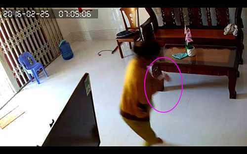 Cháu Q. bị lắc mạnh