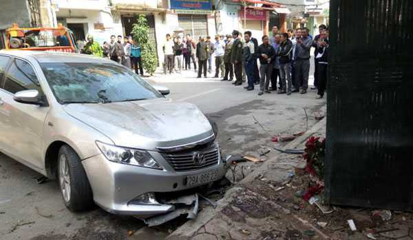 Chiếc xe Camry gây tai nạn (Ảnh Tuổi trẻ)