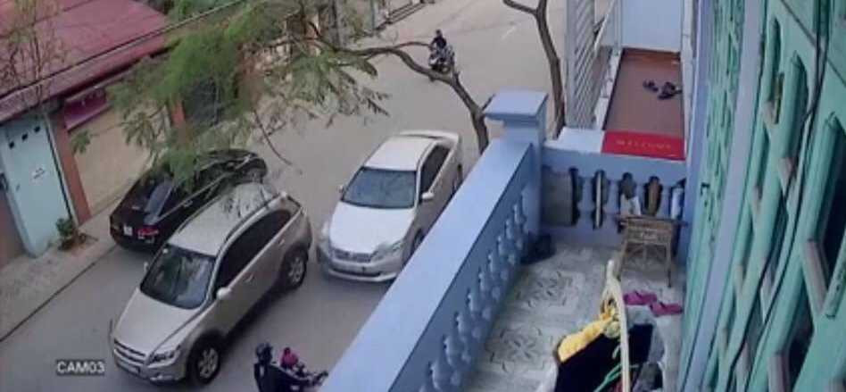 Chiếc xe đen đỗ ở hiện trường