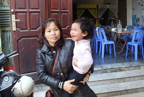 Cháu Trần Gia Hân gào khóc khi không thấy ông nội và chị gái đâu Cháu Trần Gia Hân gào khóc khi không thấy ông nội và chị gái đâu