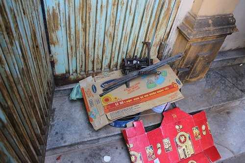 Những dụng cụ cơ khí được ông Tiến xếp gọn gàng để sau khi đón cháu về rồi tiếp tục, ai ngờ tai ương ập đến Những dụng cụ cơ khí được ông Tiến xếp gọn gàng để sau khi đón cháu về rồi tiếp tục, ai ngờ tai ương ập đến