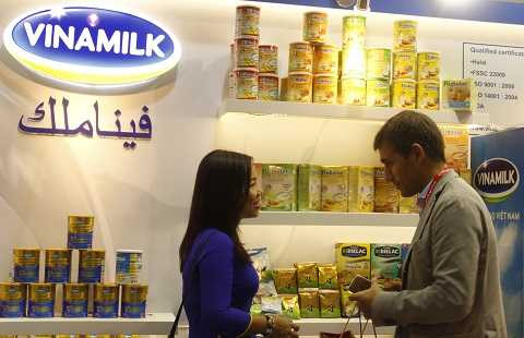 Đại diện Vinamilk trao đổi với đối tác về các sản phẩm mới của công ty tại hội chợ Gulfood