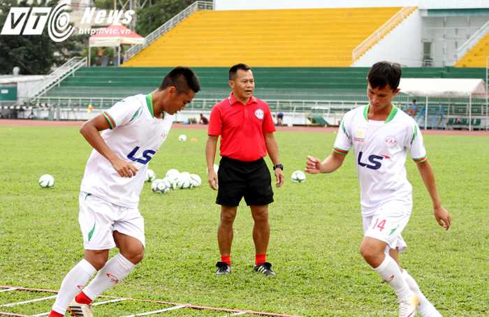 HLV Lư Đình Tuấn (áo đỏ) đang tích cực cùng toàn đội TP.HCM chuẩn bị cho giải Hạng Nhất 2016 (ảnh: Hoàng Tùng)