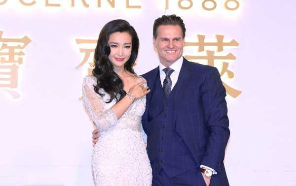 Lý Băng Băng được các đại gia tận tình săn sóc