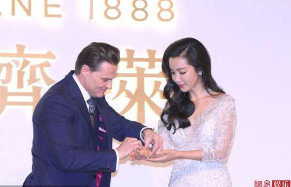 Lý Băng Băng được các đại gia tận tình săn sóc