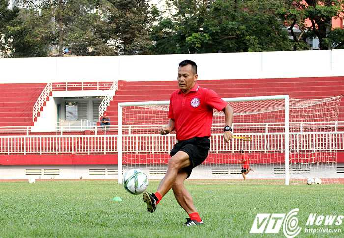 HLV Lư Đình Tuấn đang quyết tâm giúp CLB TP.HCM thăng hạng V-League 2017 (ảnh: Hoàng Tùng)
