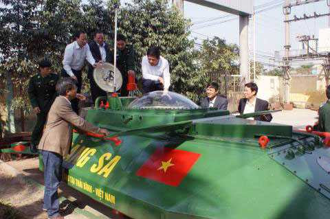 Chủ tịch UBND tỉnh Thái Bình cùng lãnh đạo Sở Khoa học Công nghệ Thái Bình; lực lượng biên phòng đến tham quan tàu ngầm Hoàng Sa.