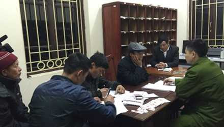 Các đối tượng đánh bạc tại cơ quan điều tra. Ảnh: H. Anh