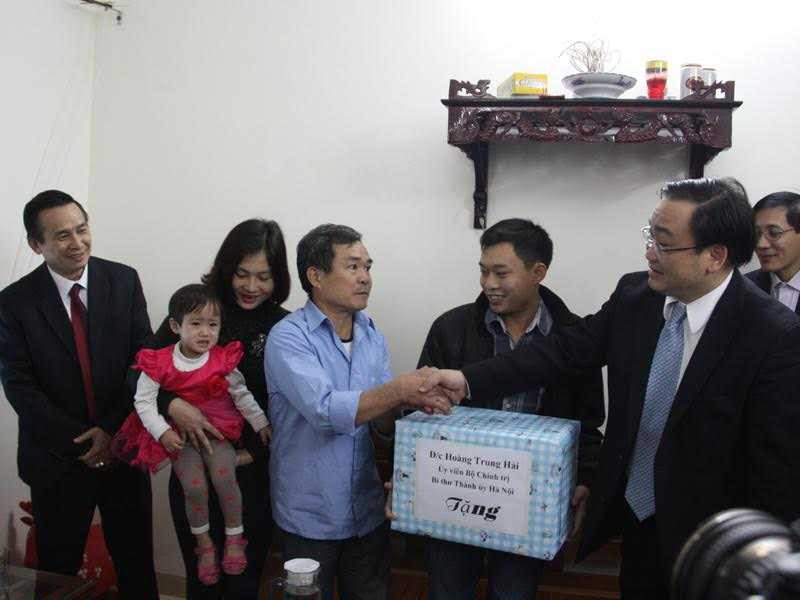 Ông Hoàng Trung Hải tặng quà cho gia đình công nhân tại khu nhà ở của KCN Thăng Long. Ảnh: Hồng Nhì