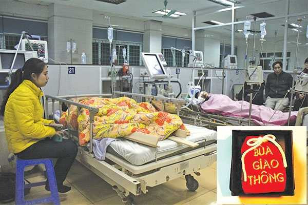 Dù mang theo bùa giao thông, nhưng chị Nhung vẫn bị TNGT và đang điều trị tại Bệnh viện Việt Đức - Ảnh: Hữu Tuấn