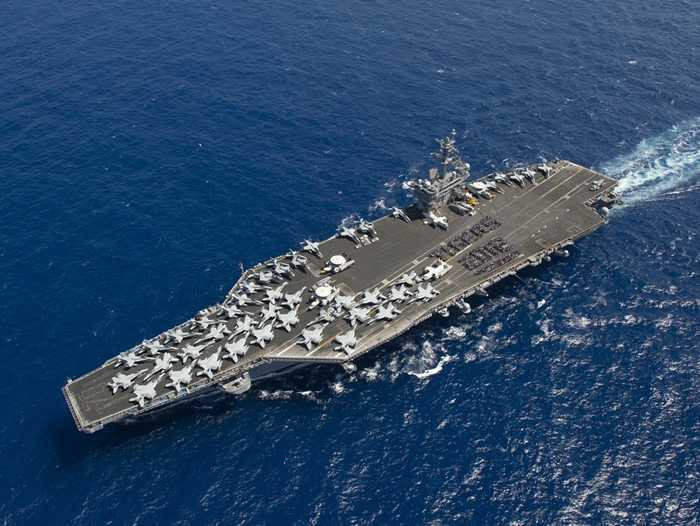 Sàn tàu sân bay USS Carl Vinson chi chít các chiến cơ khi nhìn từ trên cao