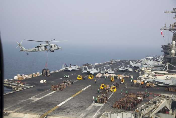 Sàn tàu USS Theodore Roosevelt ngổn ngang máy bay, đồ dùng