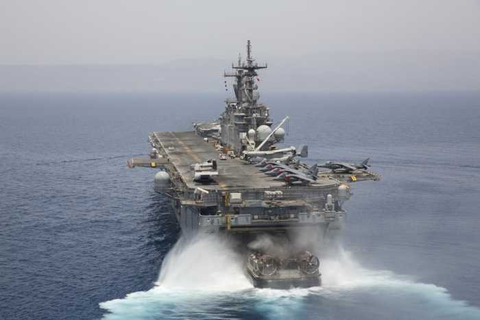 Tàu đổ bộ đệm khí di chuyển vào khoang chứa của tàu đổ bộ USS Kearsarge