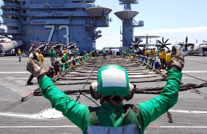 Các thủy thủ làm nhiệm vụ trên tàu sân bay USS George Washington