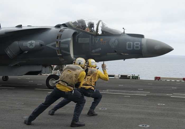 Tiêm kích xuất phát trên tàu USS Makin Island