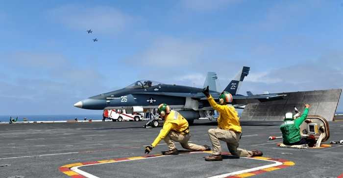 Chiến cơ chuẩn bị cất cánh từ sàn tàu sân bay USS Nimitz