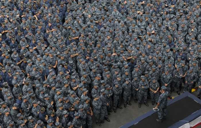 Các nhân viên nghe phổ biến trên sàn tàu USS Carl Vinson