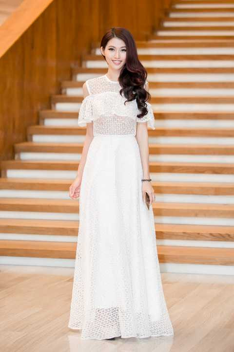 Vừa qua, Quỳnh Châu khoe sắc lộng lẫy tại một sự kiện công nghệ. Giữa không gian đẳng cấp và sang trọng của trung tâm hội nghị, Quỳnh Châu tự tin khoe vóc dáng gợi cảm và gương mặt tỏa sáng. 