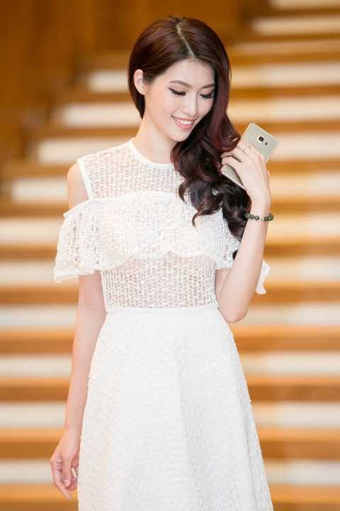 Bộ váy trắng tinh khiết thực hiện từ chất liệu ren lưới ánh kim. Phần thân áo đắp lớp ren mỏng xuyên thấu tạo điểm nhấn, tôn lên vẻ đầy đặn cho vóc dáng và vòng eo “con kiến” của người đẹp.